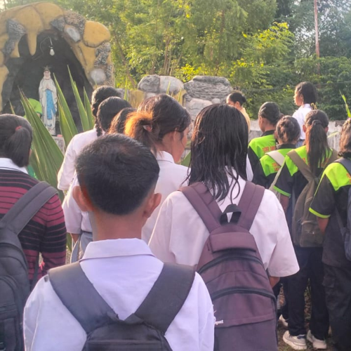 Ratusan Siswa SMK Negeri 1 Aesesa Gelar Doa Bersama di Gua Maria ‎